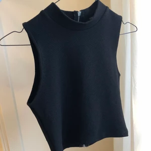 Svart polo linne  - Använder aldrig❤️ man kan ha den till allt 