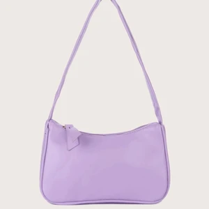 Lila väska - Jättefin väska som aldrig kommit till användning och därav säljs. Priset kan diskuteras! :)