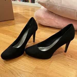 Tamaris pumps - Svarta klackskor från tamaris nypris 599kr. Dom är endast använda vid ett tillfälle så som är nästan som nya!🤩