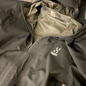 Haglöfs jacka helt nu (strl S)  - Riktigt fin vindjacka behövs nu när det är vindigt ute.