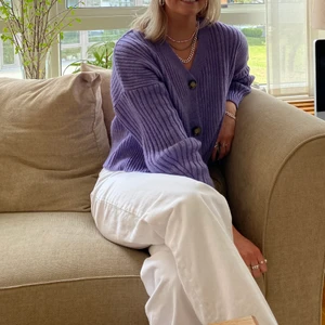 Lila kofta  - En stickad kofta från Chiquelle i storlek S. Jättefint skick o knappt använd. Säljer för 150kr