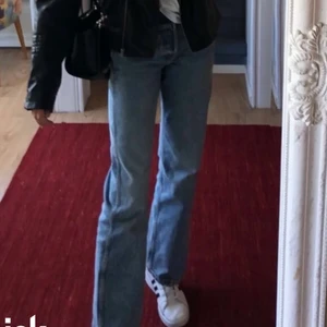 & other stories jeans - Säljer dessa ursnygga &other stories jeansen. Tyvärr har den blivit lite för korta för mig, bilderna är från förra året och där var jag ca 170. Köpta för 899kr på &other stories. Säljer för 250kr vid snabb affär annars 500kr❤️