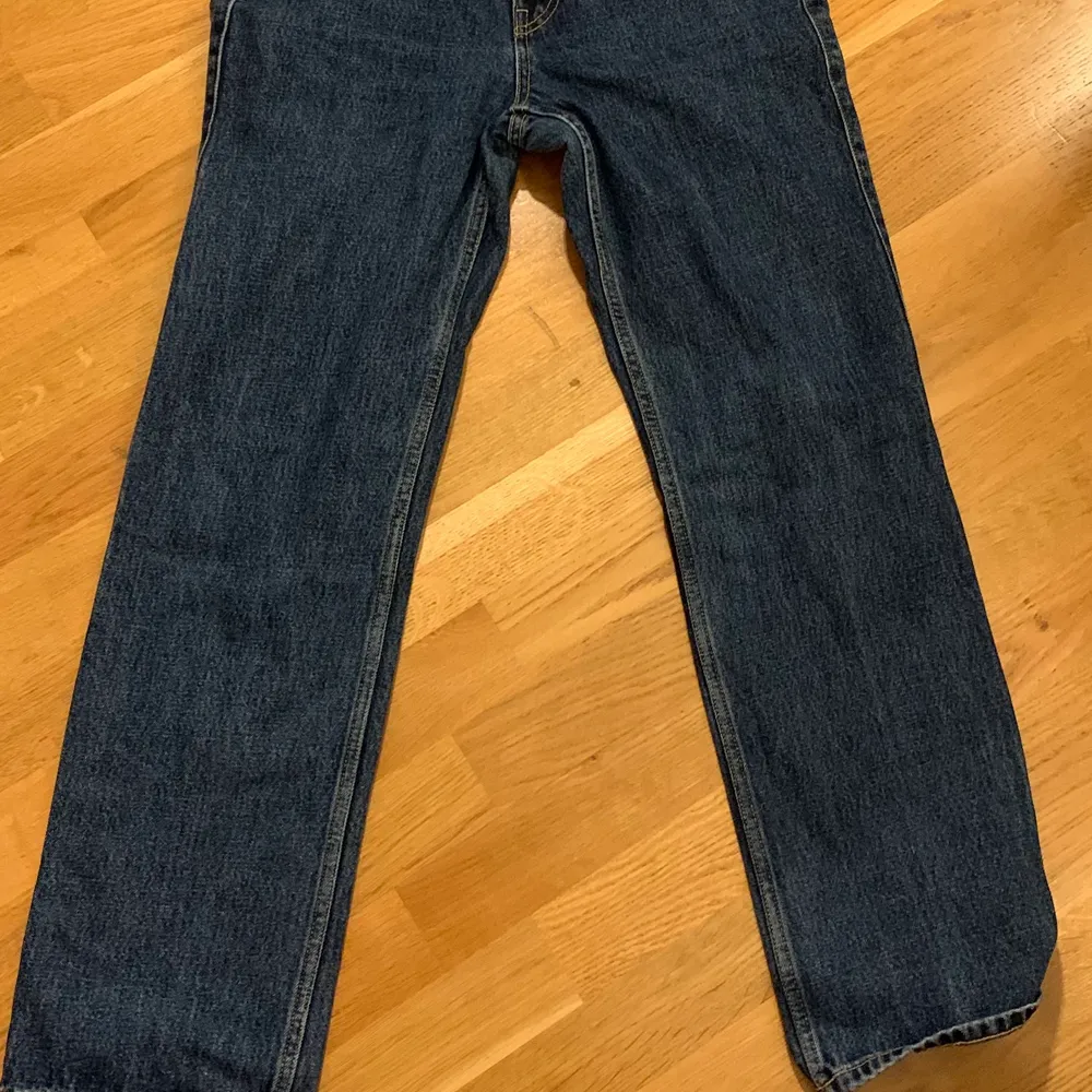 Trendiga jeans från Weekday i modellen Rowe. I toppenskick, inga hål eller fläckar. Säljer pga av fel längd. Kan skickas.. Jeans & Byxor.