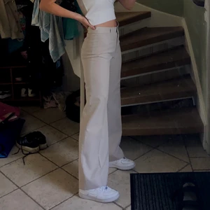 Beiga kostymbyxor 💗 - Beiga kostymbyxor köpa second hand. Stolek 38 men skulle säga att de mer passar 36. Jag på bilden är 171 lång. Möts upp i sthlm/Nacka eller köparen betalar för frakt❤️❤️