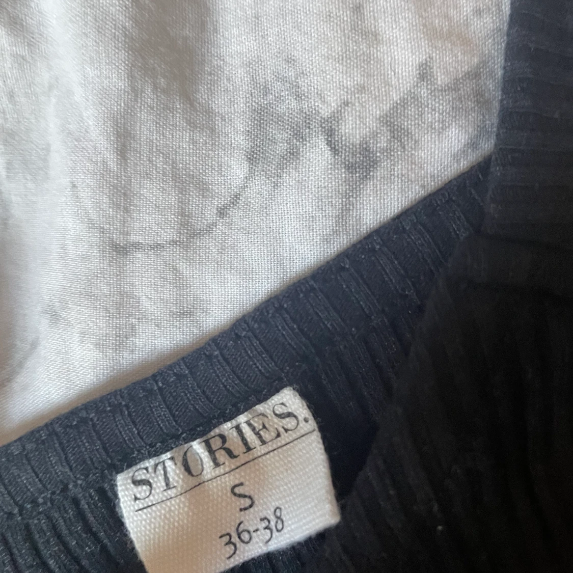 Svart linne med knyt detalj - 90