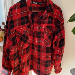 Höst jacka - Så fin höst/ vår jacka från zara i väldigt bra skick. Säljer då den inte kommer till användning längre💙