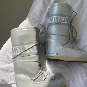 Moon boots 💫 - Säljer nu mina fina höga  silvriga  moonboots . De är  i toppen skick  och ser ut som nya. Likadana som Kim K och Lovisa Worge har.  Kan skicka fler bilder om det önskas. Dom passar 35-38 i storlek.
