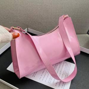 En rosa axelväska som jag aldrig mer använder, har använt den 1-2 gånger så den är som helt ny! Skriv gärna vid intresse! ❤️