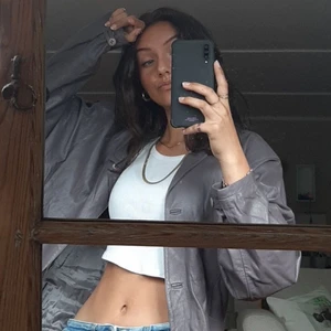 Vintage skinnjacka  - Lila skinnjacka i fint skick✨ Jacken är i storlek 42, passar perfekt som något oversized jacka för mig som normalt bär storlek S. (Äkta skinn, bra kvalitet) Skriv gärna om ni vill ha fler bilder på plagget💜