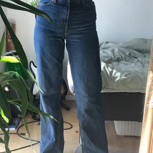 Monki Yoko High Waisted Jeans - Högmidjade blåa jeans i storlek 27. Rätt tajt passform runt magen/rumpan. Nästan helt nya.
