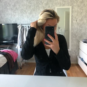 Spets kavaj - Söt svart kavaj i spets från vero moda! Croppad i modellen, knappt använd. storlek xs 100 kr