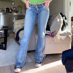 Trendiga low rise jeans från Blend she💓. Annorlunda design vilket gör dom unika. Storlek 30, passar M/36-38. Jag är 170 cm lång. Budgivning från 150 kr eller KÖP DIREKT för 300 kr! ENDAST SERIÖSA BUD🧚🏼