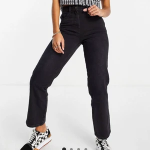 Asos Jeans  - Säljer svarta oanvända jeans från Asos. Rak passform. W26 L30. Nypris 279. Frakt tillkommer🖤