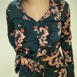 Sidenpjamas - En gullig blommig siden pjamas topp och matchande byxor! Notera att dessa är inte stretchiga men midjan i byxorna är det😚 