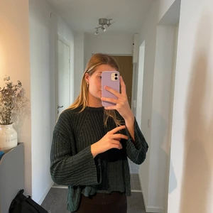 Stickad tröja från mango - En grön stickad tröja från Mango. Använd men ändå i fint skick. Du står för frakten eller om du kan mötas upp i Linköping. Liten i storleken skulle säga är mer än xs/s beroende på hur du vill att den ska sitta.