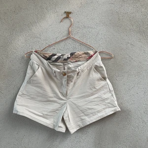 Shorts burberry  - Ljus beiga shorts från burberry. Chinos material och mycket bekväma. Shortsen har guldknapp samt märke på högra bakficka. 