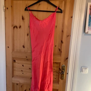 Sidenklänning  - Sidenklänning från zara som jag endast använt 2 ggr🥰