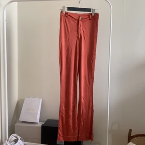 Acne Studios Viscose Pants Loose Fit - Korallröda viskosbyxor från Acne Studios. Lös passform. Aldrig använda.