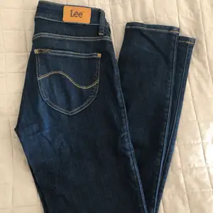 Mörka Lee jeans i modellen scarlett. Strl W.26 L.33. Nyskick! Knappt använd en handfull gånger. Köpa för 1000kr 