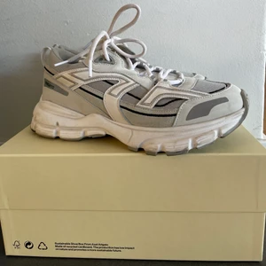 Axel Arigato sneakers  - Säljer ett par Axel Arigato sneakers köpta i våras. Storlek 39. Är lite skavda inne men inget som syns. (Fått genom att skorna gått emot varandra) använda sparsamt.