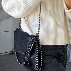 Jättefin stella mccartney liknande väska⭐️ FALABELLA VEGAN LEATHER CROSSBODY BAG - Black✨✨ (inspirerad):)  köp direkt för 500kr💞✨🥥