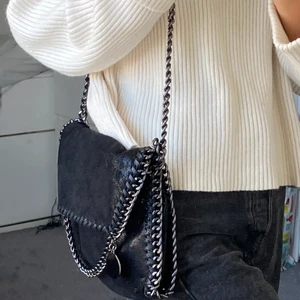 stella mccartney liknande väska✨ - Jättefin stella mccartney liknande väska⭐️ FALABELLA VEGAN LEATHER CROSSBODY BAG - Black✨✨ (inspirerad):)  köp direkt för 500kr💞✨🥥
