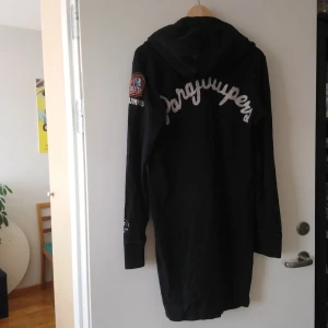 Hoodie klänning - Para Jumpers  - Mörkblå hoodie klänning från Para Jumpers, strl L dock är den liten i storleken, känns som strl M. 