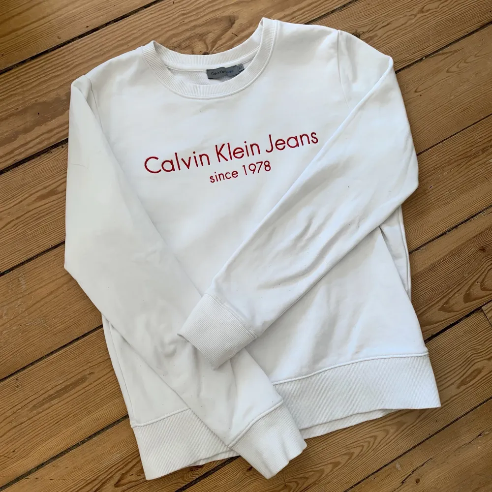 Vit Sweatshirt från Calvin Klein i nyskick! Använd endast 2 gånger. Skriv privat för fler bilder eller frågor!. Hoodies.