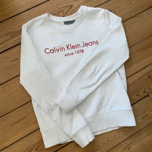Calvin Klein Sweatshirt - Vit Sweatshirt från Calvin Klein i nyskick! Använd endast 2 gånger. Skriv privat för fler bilder eller frågor!