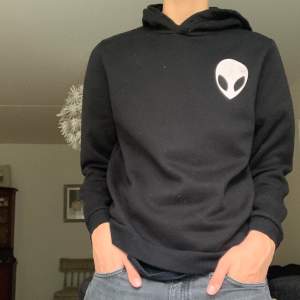 Lite äldre hoodie i okänd storlek men man kan ha i åtanke att jag är 190cm lång.