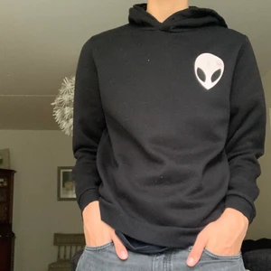 Svart alien hoodie  - Lite äldre hoodie i okänd storlek men man kan ha i åtanke att jag är 190cm lång.