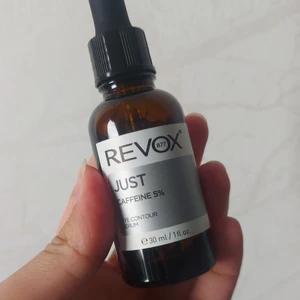 Nytt ögon serum , endast testad 1 gång - Nypris 59 mitt pris 45, det står att produkten håller 12 månader från att den öppnades och jag öppnade den, den 1e september 2021 men som du ser på bilden så finns det något vitt i den, vet inte om den ska vara i eller ej, Koffein 5 %, Koffein är en stark antioxidant, som hjälper till att förebygga skador på grund av fria radikaler och verkningarna av UV-ljus och föroreningar. Koffein är även i stånd till att dra ihop blodkärlen, vilket hjälper till att reducera svullna ögon o mörka ringar under