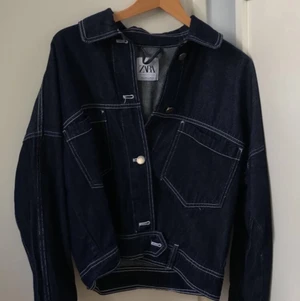 Jeansjacka Oversized från Zara - Jeansjacka med contrast stitch från Zara. Använd ett fåtal gånger så fint skick. Lagom oversized så går bra med typ hoodie/stickat under. Frakt ingår❤️