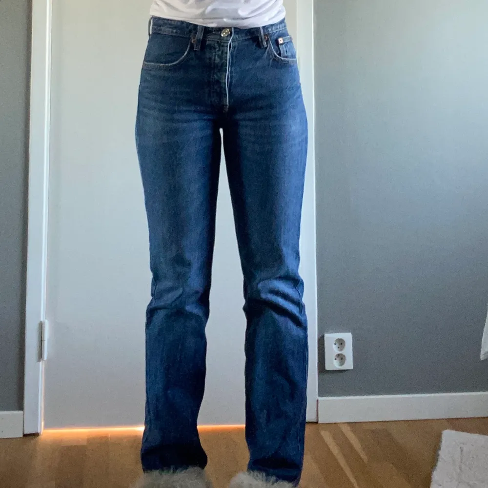 Zara mid-waist, straight full length. I bra skick, säljer pga försmå. Storlek 38 men skulle säga att den passar 36/38. Kontakta mig vid fler frågor eller bilder (jag är 175cm lång) 💗. Jeans & Byxor.