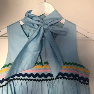 Skitsnygg klänning från Kling - Skitsnygg klänning från Kling i storleken S. En fantastisk klänning i en ljusblå färg med knitbart band vid halsen. Använd ett fåtal gånger.