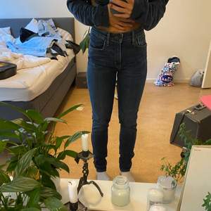 Ett par mörkblåa Levis jeans i extrem bra skick, nästan aldrig använda. Är väldigt bekväma och passar till hösten 