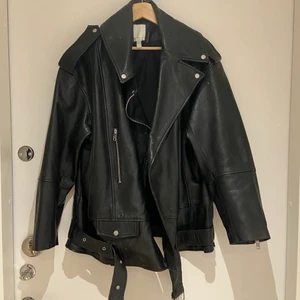 Oversized skinnjacka  - Äkta skinnjacka från H&M men en oversized fit! Nästintill ny då den endast används ca 5 gånger. Köptes förra hösten och inköpspriset var 1800 kr. Köparen står för fraktkostnaden