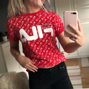 Fila t-shirt - Supersnygg fila tröja med olika detaljer. Storlek S men passar även xs-m. Pris i affär: 349kr❤️‍🔥 bra skick o säljer för jag aldrig använder. Pris diskuteras kom privat, köparen står för frakt