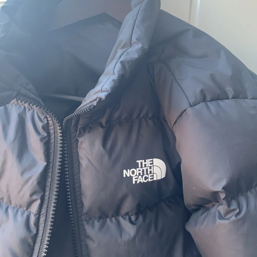 Säljer min north face jacka (svart), pga kommer inte andvändas. Skriv för intresse❤️ tror den är i 160 ish. Köparen står för frakt!. Jackor.