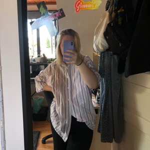 Skjorta - Så fin randig skjorta i olika färger som jag köpt second hand. Den är väldigt stor men kan lätt matchas tillsammans med ett linne eller en t-shirt. Eller bara som den är! 💕🧡💛💜