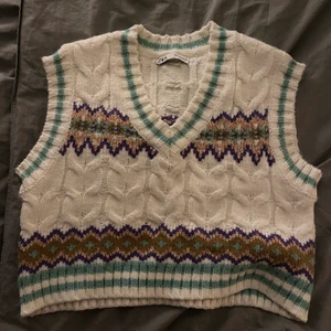 Väst zara - Populär stickad väst från zara aldrig använd 🌸