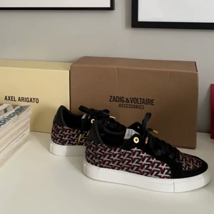 Zadig&voltaire sneakers - Säljer mina älskade Zadig&voltaire sneakers då dom inte används och dessutom lite för stora från början vid köpet. Äkta i Stl 39, hög sula. Köpta för 2600 ca ❤️❤️❤️❤️❤️ Kartong och påse finns med. (använda få gånger) 