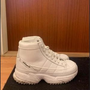 Adidas skor - Adidas Kiellor Xtra i nästintill nyskick. Använda max fem gånger. Jättesköna och jättesnygga skor. Möts i Stockholm!