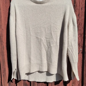 Dagmar cashmere tröja - Super mjuk Dagmar Cashmere tröja i beige. Storlek small men oversized så skulle passa medium med.