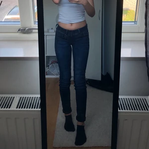 Raw jeans  - Mörkblå lågmidjade jätte fina jeans, dom är som nya, strl 23/32. 