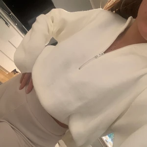 Tröja  - Tänkte göra en intressekoll på denna sjukt fina tröja från NA-KD, storlek L men sitter lagomt oversized på mig som är en normal S🥰