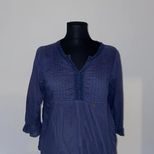 Marinblå blus - Strl 158/164 men skulle säga att de är en S