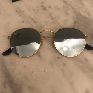 Blå raybans med spegelglas - Blå raybans med spegelglas i fint skick