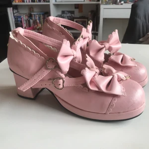 Supersöta Lolita skor - Jag har storlek 41/43 och de sitter perfekt. Repor på vissa ställen, mest runt hälen. De kan målas över med rätt slags färg/lack om man vill. Okej skick. Vem säger att man inte kan ha större fötter och vara söt? 💅🏽🎀 