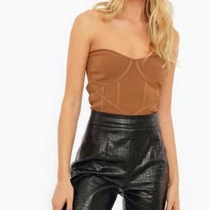 Brun bandeu topp - Säljer denna bruna bandeu, asnajs. I strl onesize och väldigt stretchig så passar xs - m! 200 inkl frakt!